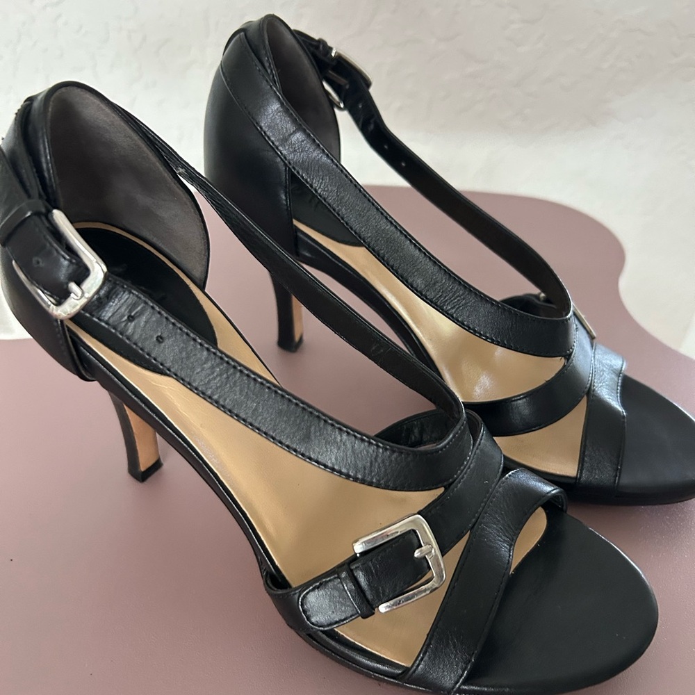 Cole Haan NIKE Air Pumps - Black

Like New
